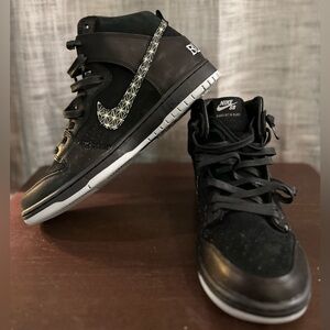Nike sb dunk high black bear *WHITE SCRATCHES AS PICTURED*